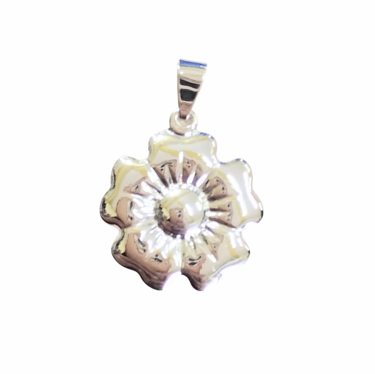 Dije AQ blanco flor 5 pétalos