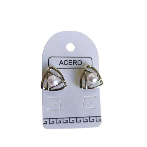 Aro triangular con perla.