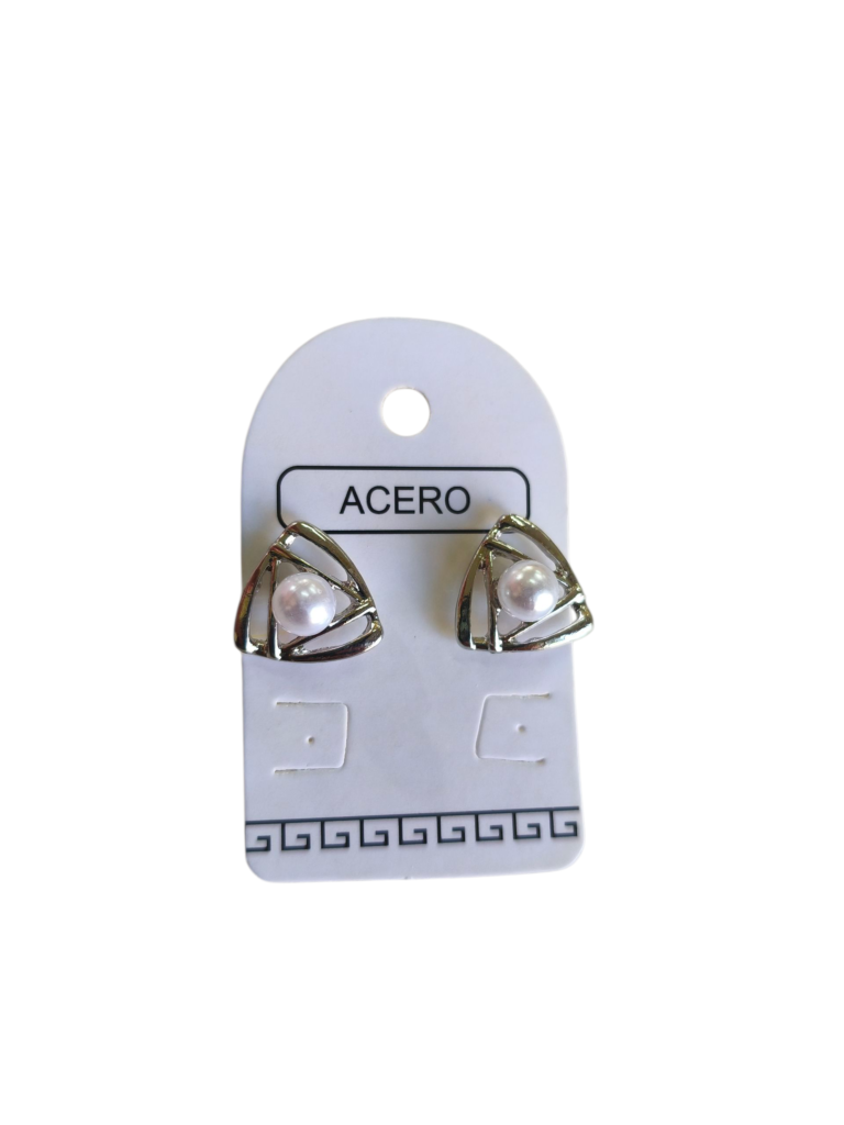 Aro triangular con perla.