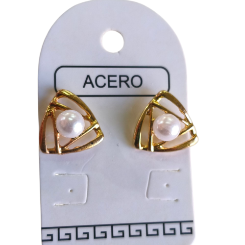 Aro triangular con perla.