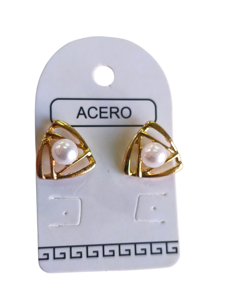 Aro triangular con perla.