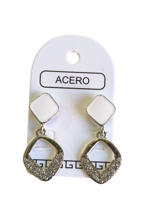Aro AQ rombo esmaltado con colgante.