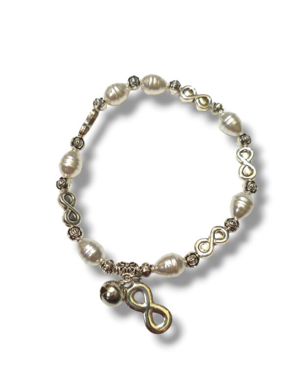 Pulsera fantasía con perlas y dijes (varios modelos)