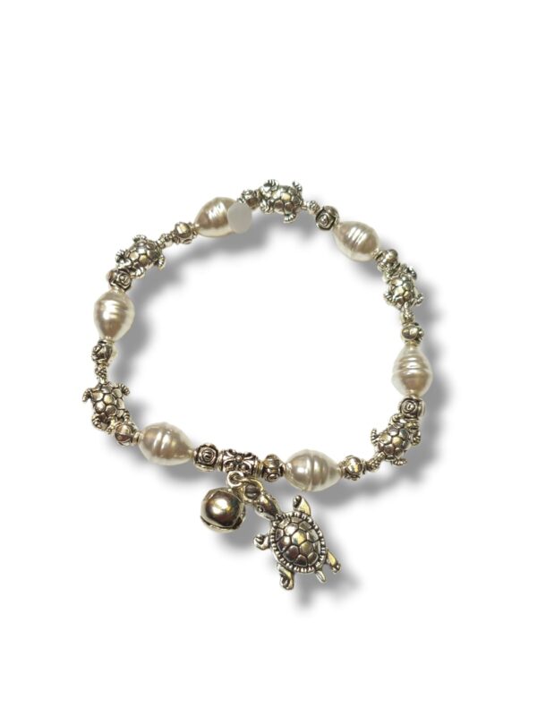 Pulsera fantasía con perlas y dijes (varios modelos)