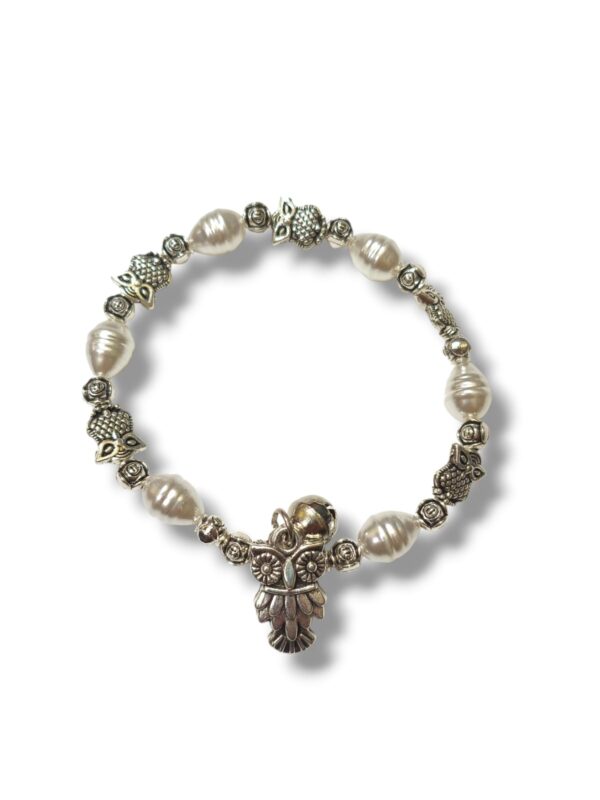Pulsera fantasía con perlas y dijes (varios modelos)